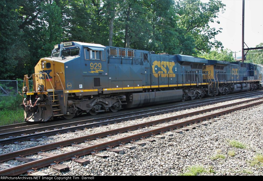 CSX 929 leads M404